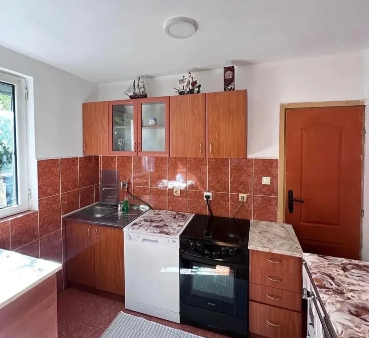 Izdavanje, dvosoban stan, 100m², Tološi, Podgorica