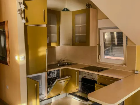 Izdavanje, dvosoban stan, 96m², Centar, Herceg Novi - image 7