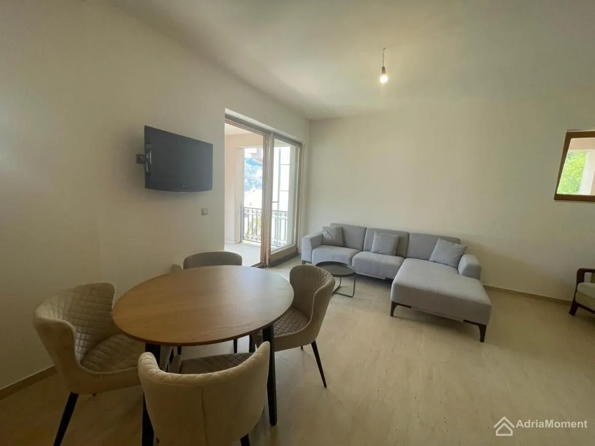 Prodaja, dvosoban stan, 106m², Dobrota, Kotor