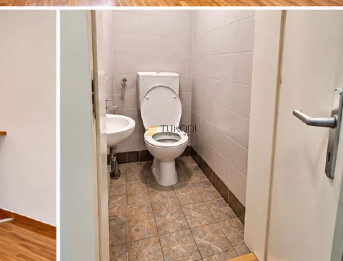 Manje kupatilo sa wc šoljom i umivaonikom.