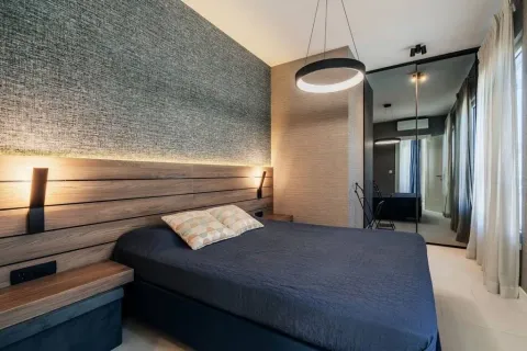 Moderna i uredna spavaća soba sa bračnim krevetom i ugradnim ormarom. - image 7