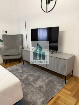 Spavaća soba sa krevetom, TV komodom i foteljom. - image 11