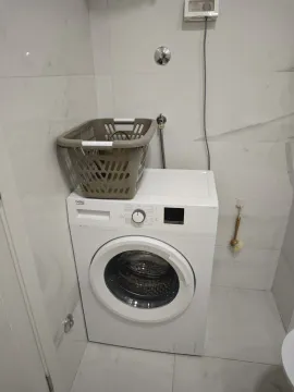 Veš mašina u kupatilu sa bijelim pločicama. - image 8