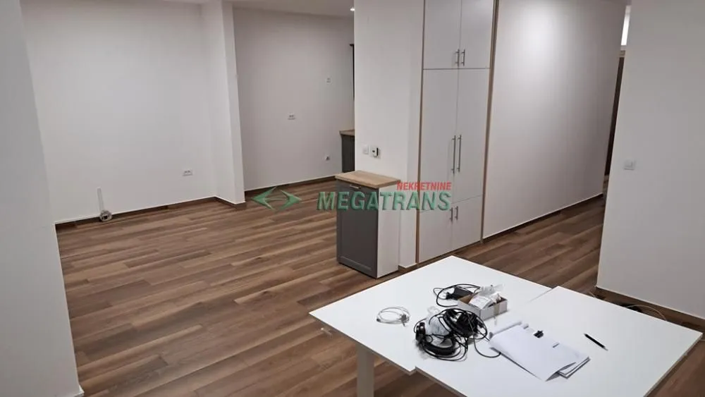 Izdavanje, četvorosoban stan, 100m², Novi Sad Sve Podlokacije, Novi Sad