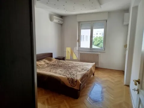 Nameštena spavaća soba sa bračnim krevetom i parketom na podu. - image 21