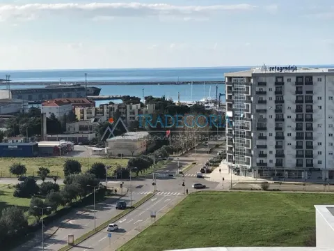 Pogled sa prozora na okolne zgrade, ulicu i more u daljini. - image 3