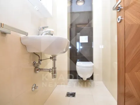 Izdavanje, četvorosoban stan, 140m², Centar, Podgorica - image 19