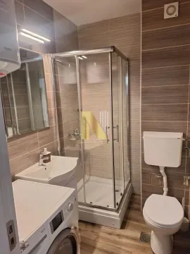 Kompaktno opremljeno kupatilo sa tuš kabinom, umivaonikom, WC šoljom i veš mašinom. - image 12