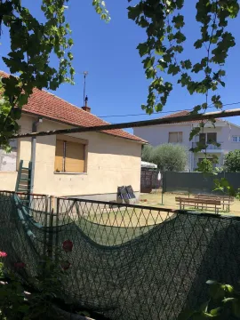 Dvorište i spoljašnjost kuće pod sunčanim nebom. - image 15