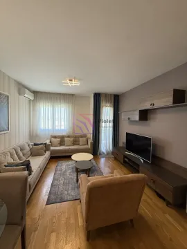 Dnevna soba sa garniturom, TV komodom i drvenim podom. - image 6