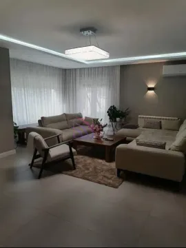 Prostrana dnevna soba sa garniturom za sjedenje i modernim osvjetljenjem. - image 12