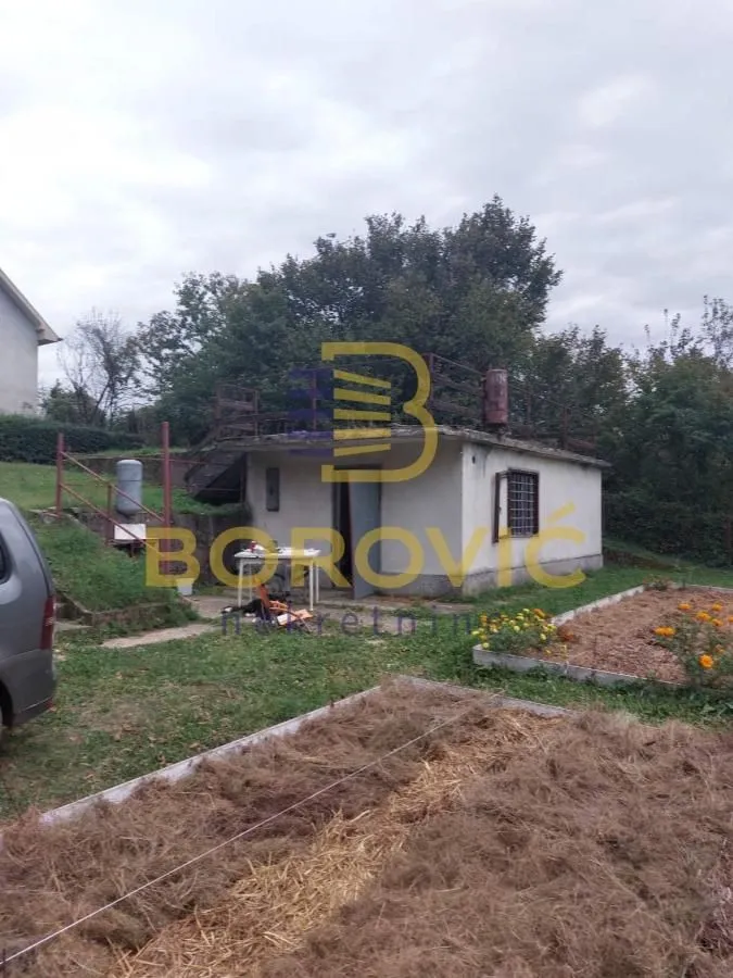 Pogled na dvorište i manji pomoćni objekat sa terasom na krovu.