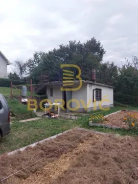 Pogled na dvorište i manji pomoćni objekat sa terasom na krovu. - image 2