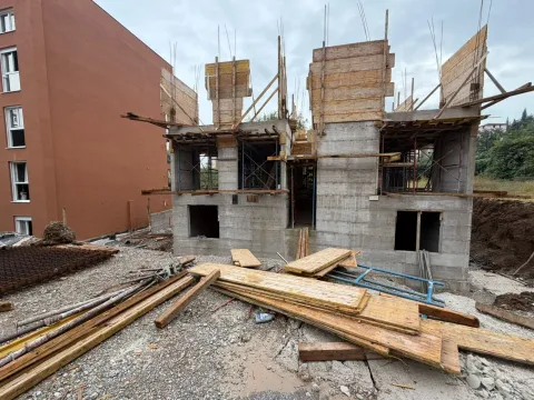 Pogled na objekat u izgradnji sa betonskom konstrukcijom i skelama. - image 6