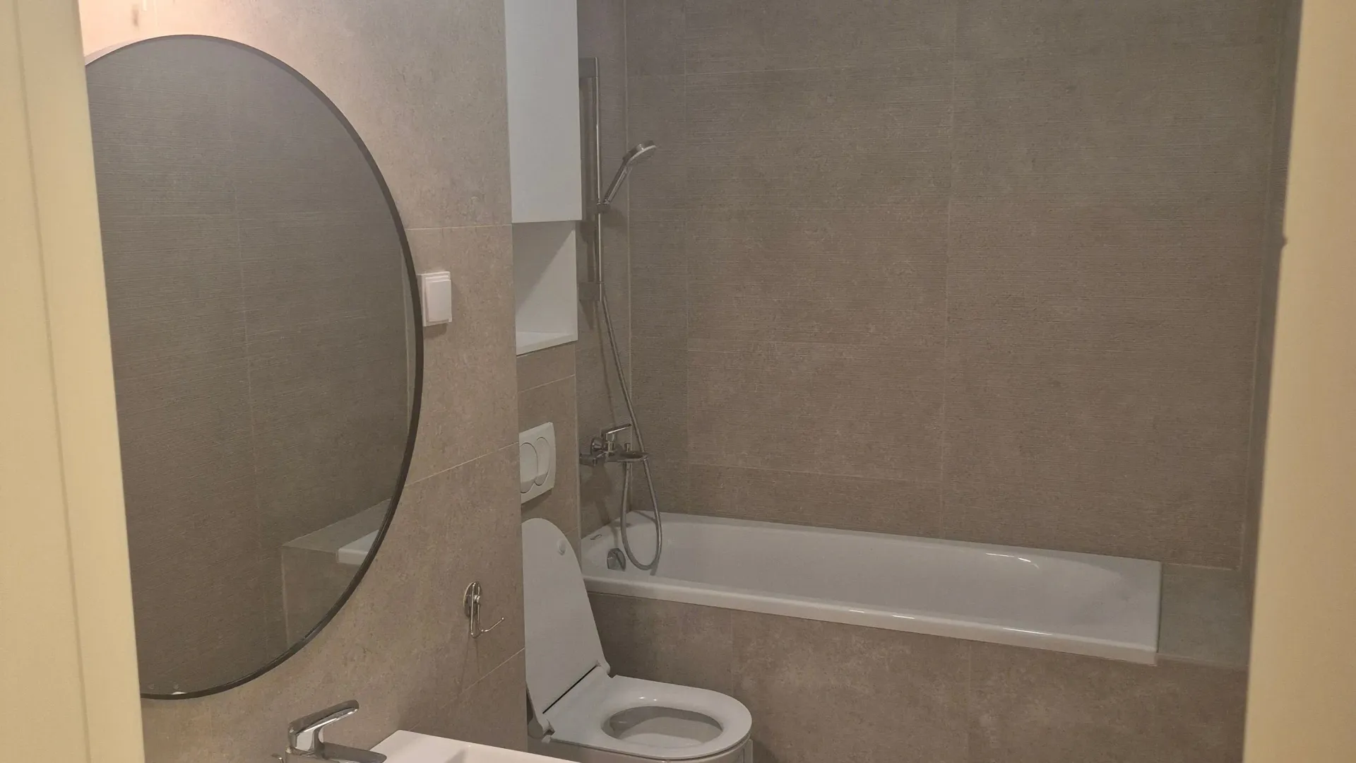 Izdavanje, trosoban stan, 100m², Vezirov Most, Podgorica