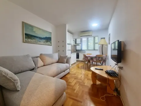 Rent, two bedroom apartment, 50m², Budva, Crna Gora - image 1