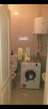 Manje kupatilo sa wc šoljom, veš mašinom i bojlerom. - image 10