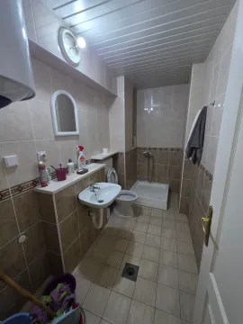 Manje opremljeno kupatilo sa tuš kabinom i umivaonikom. - image 5