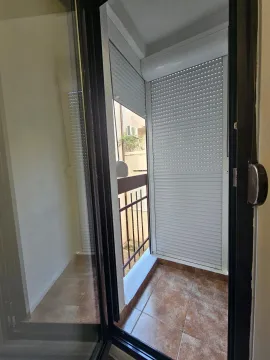 Manji popločani balkon sa spuštenim roletnama. - image 13