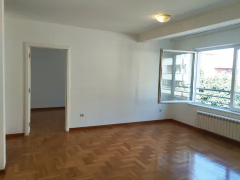 Prazna soba sa parketom i otvorenim prozorom. - image 7