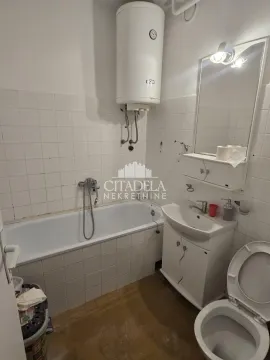 Manje kupatilo sa kadom, umivaonikom i bojlerom. - image 13