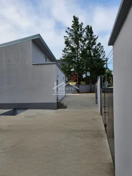 View of the courtyard and exterior of the house. - image 15