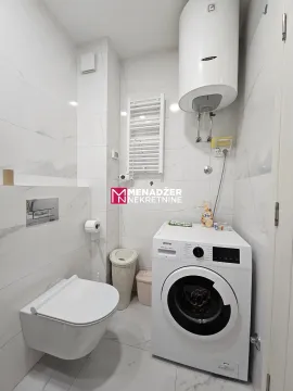 Kupatilo opremljeno sanitarijama, veš mašinom i bojlerom. - image 6