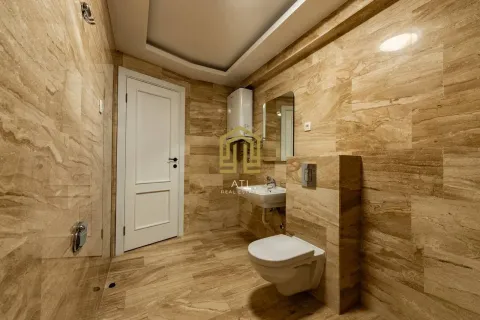 Moderno opremljeno kupatilo obloženo keramičkim pločicama u tonovima mermera sa ugradnim sanitarijama. - image 13