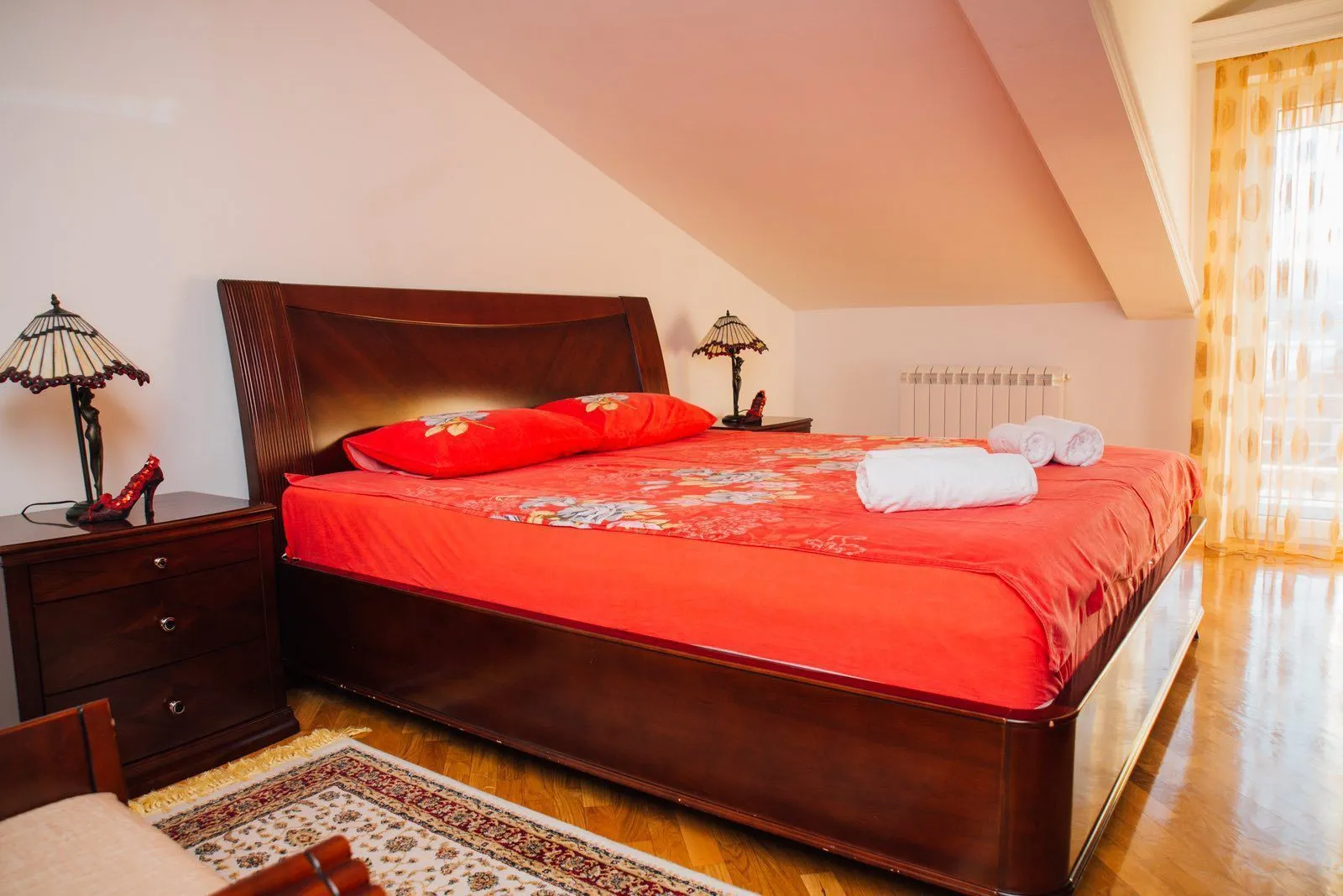 Izdavanje, dvosoban stan, 130m², Kotor, Crna Gora