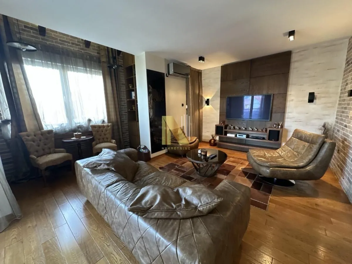 Prodaja, četvorosoban stan, 110m², Socijalno, Novi Sad Sve Podlokacije