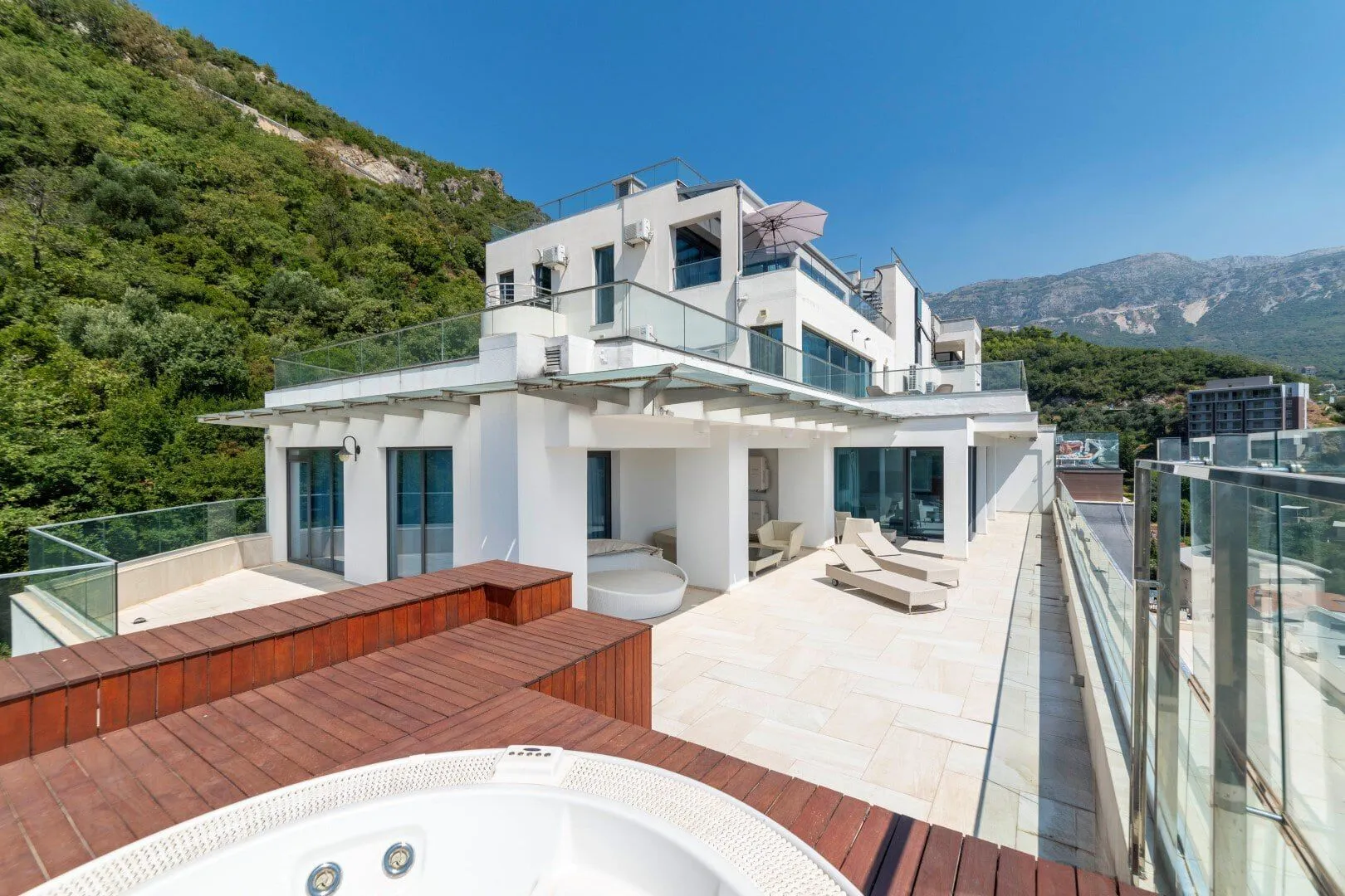 Sale, four bedroom apartment, 355m², Bečići, Budva