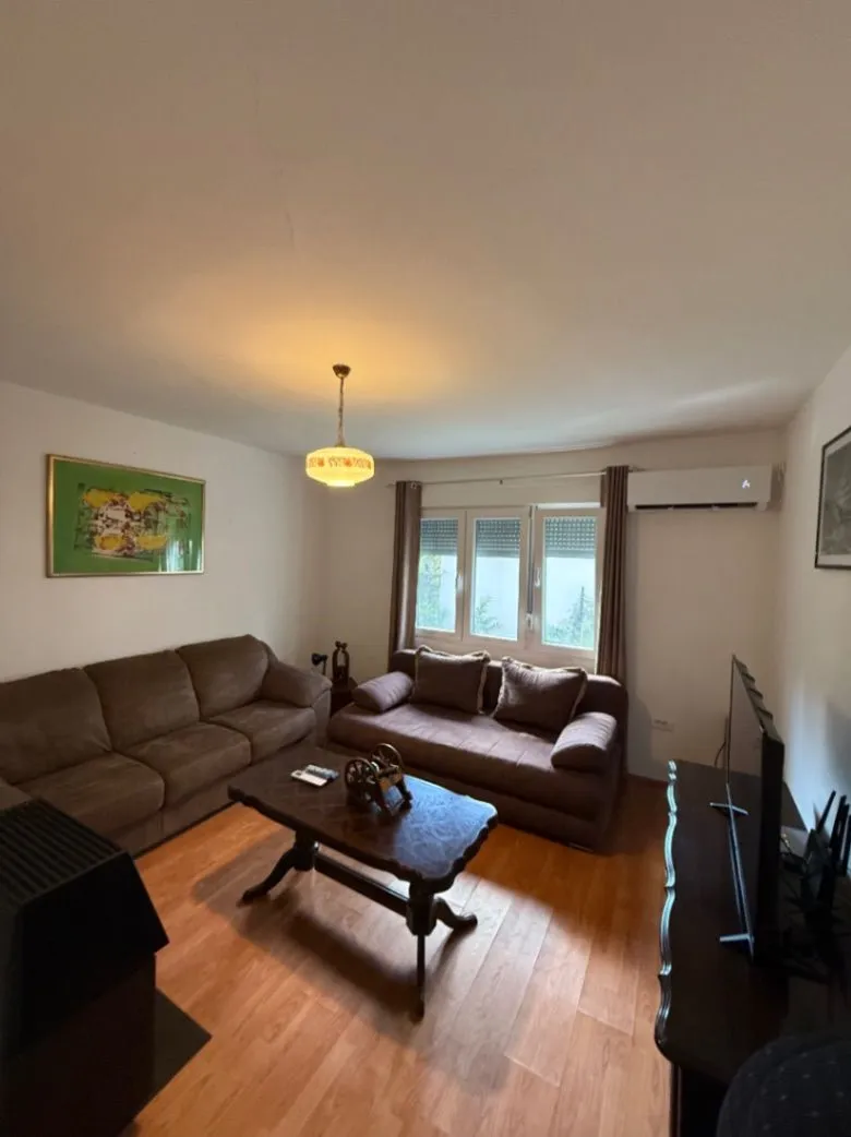 Izdavanje, jednosoban stan, 55m², Centar, Cetinje