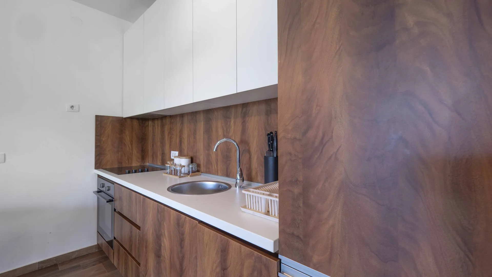 Izdavanje, dvosoban stan, 81m², Centar, Budva