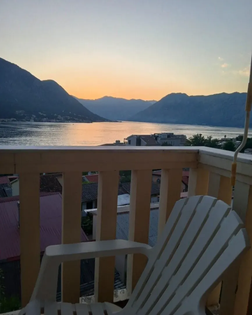 Rent, two bedroom apartment, 70m², Dobrota, Kotor