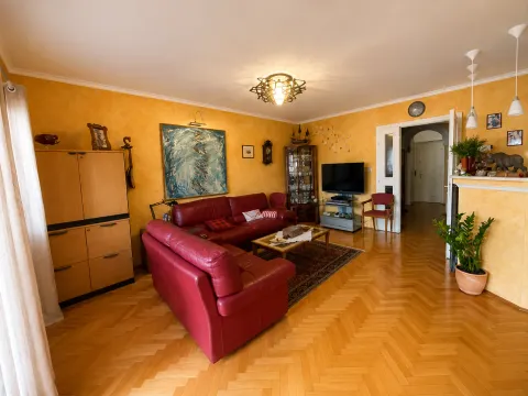Izdavanje, dvosoban stan, 85m², Kruševac, Podgorica - image 1