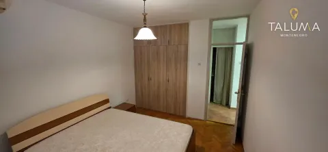 Spavaća soba sa bračnim krevetom i ugradnim ormarom. - image 10