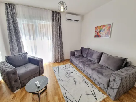 Dnevna soba sa garniturom, foteljom i stolićem. - image 3