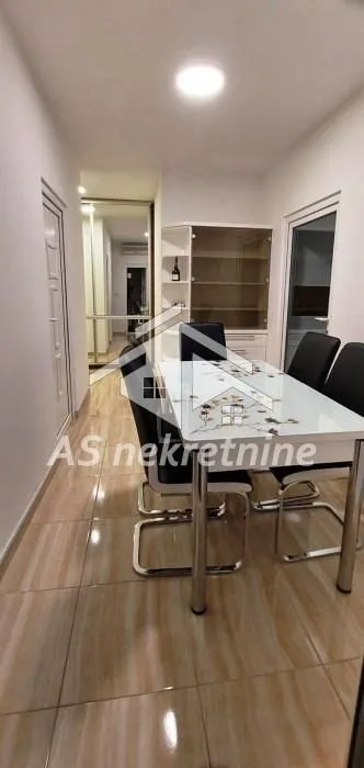 Izdavanje, trosoban stan, 58m², Savski Venac, Beograd