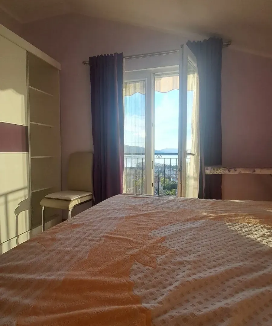 Izdavanje, trosoban stan, 106m², Tripovići, Tivat