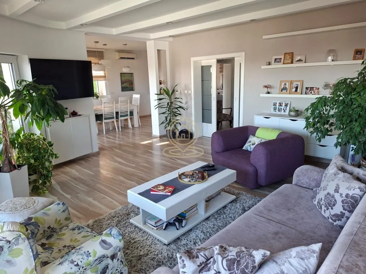 Prodaja, kuća, 270m², Blok 8, Petrovaradin