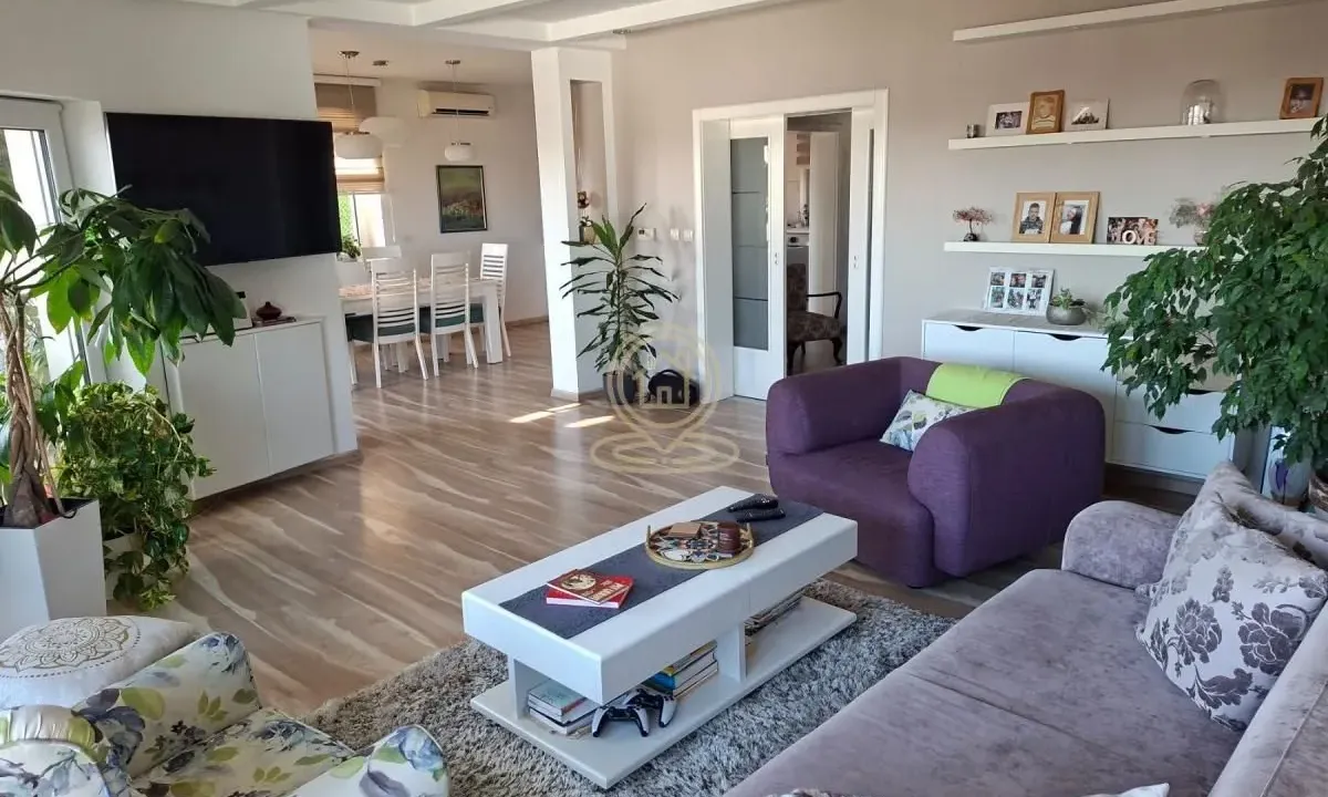 Sale, house, 270m², Blok 8, Petrovaradin