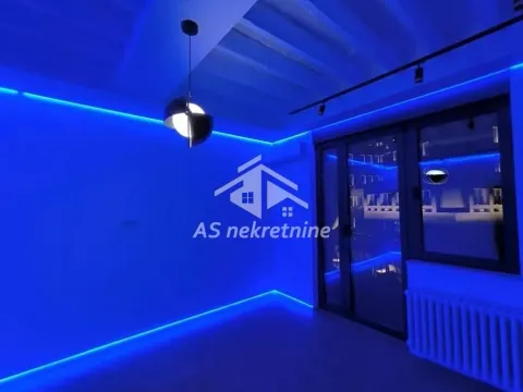Prazna prostorija sa plavom LED rasvetom i lusterom. - image 21