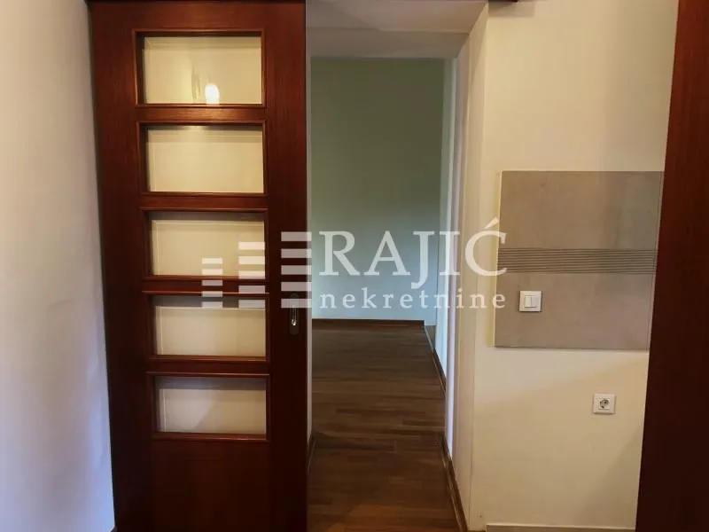 Izdavanje, trosoban stan, 90m², Savski Venac, Beograd