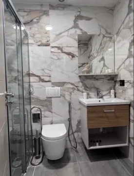 Moderne kupatilo sa tuš kabinom, umivaonikom i wc šoljom. - image 5