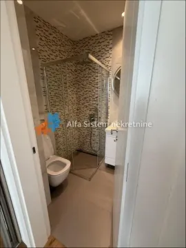 Manje kupatilo sa tuš kabinom i ugradnom šoljom. - image 16