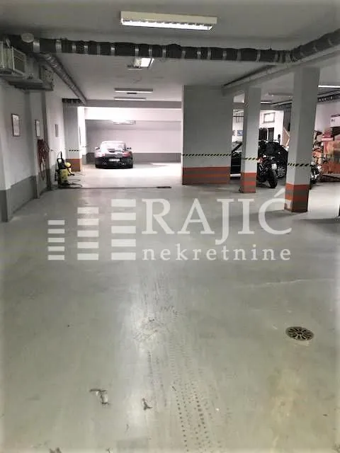 Izdavanje, četvorosoban stan, 200m², Savski Venac, Beograd