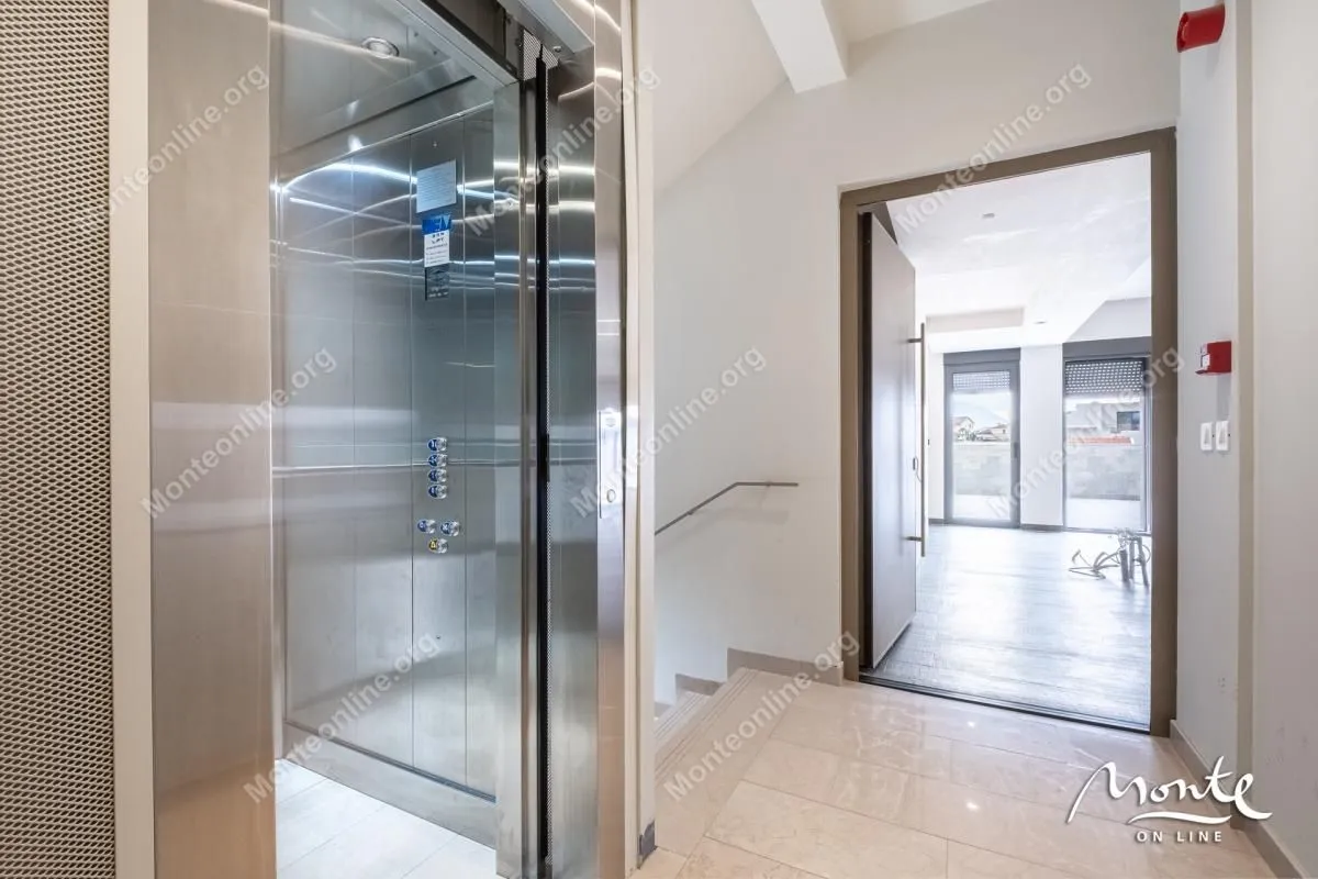 Prodaja, trosoban stan, 236m², Tivat, Crna Gora