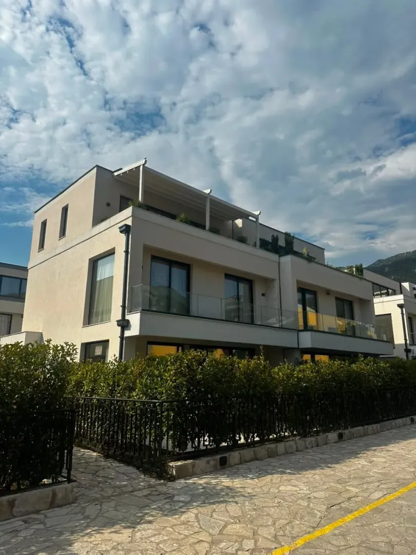 Izdavanje, kuća, 165m², Lastva Grbaljska, Kotor
