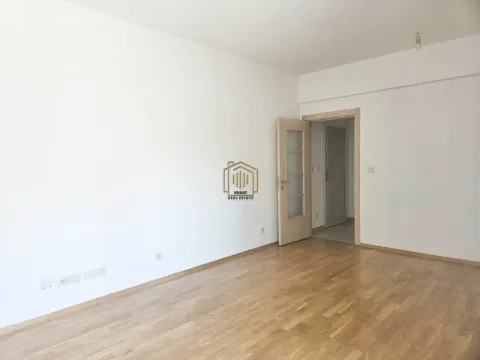 Prazna soba sa drvenim podom i otvorenim vratima. - image 10