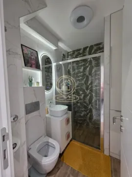 Moderno kupatilo sa tuš kabinom i umivaonikom. - image 4